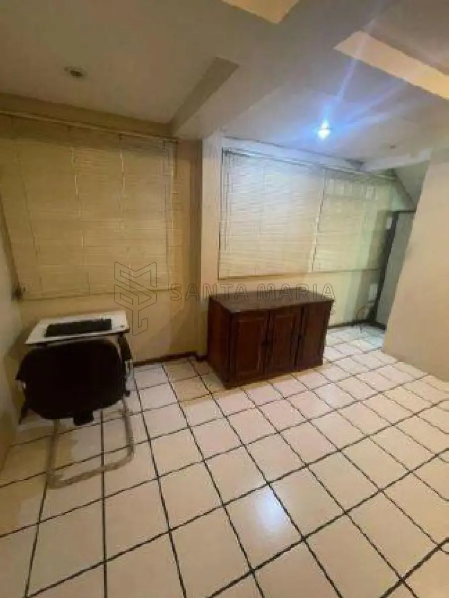 LOTE 002 - Sala Comercial nº 01, no Edifício Tívoli em Santa Maria/RS, com uma área privativa de 138,040 m² e o Box Garagem nº 08, localizado no segundo subsolo ou primeiro pavimento do Edifício Tívoli, ambos situados  à Rua Floriano Peixoto, nº 611 em Santa Maria/RS. Matriculados sob nº 85.105 e 85.098 do CRI de Santa Maria/RS.