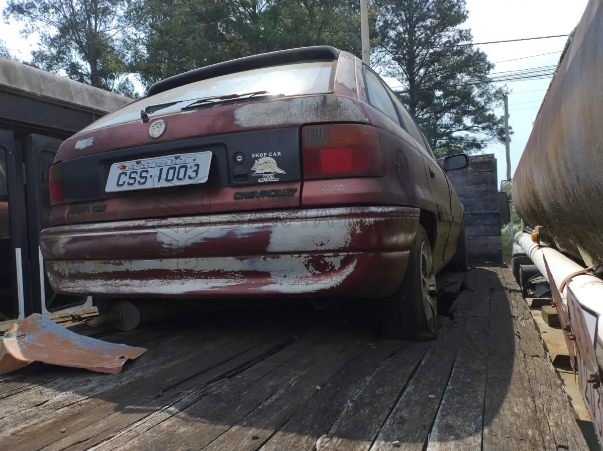 LOTE 003 - Veículo IMP/GM ASTRA GLS, ano/modelo 1995/1995, placas CSS1003, RENAVAM 636706460, na cor vermelha e em péssimo estado.