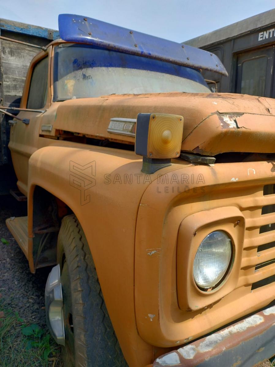 FORD/F600, ano/modelo 1974/1974, placa IEM6328, RENAVAM 573746729, na cor laranja, faltando bomba do óleo, mancais e parafusos do motor Perkins (obs.: motor com defeito na parte de baixo, virabrequim e mancais. Os quatro pneus traseiros ruins, dianteiros bons; carroceria em péssimo estado; lataria em péssimo estado.