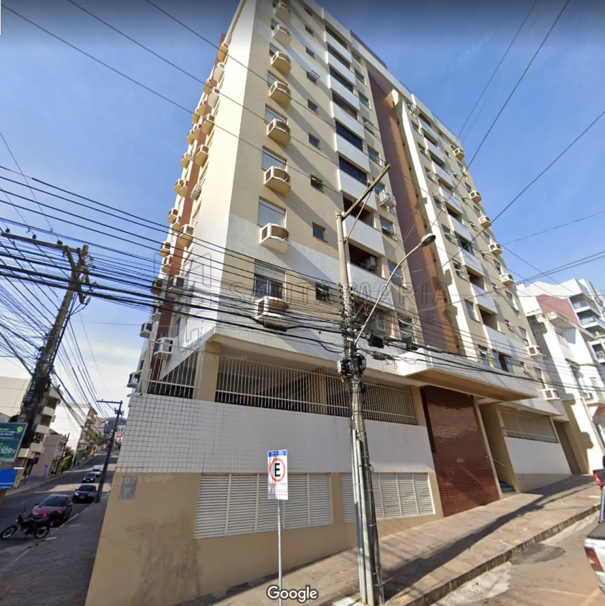 LOTE 001 - Apartamento n°904, localizado no 9º pavimento ou 8º andar do Edifício Juriti, à rua Tuiuti esquina com a rua Riachuelo, n°2.121 em Santa Maria/RS, com área privativa de 58,0900m², área total de 78,6997m². Este apartamento contém hall de acesso, sala com sacada, 2 dormitórios, banheiro social, cozinha e área de serviço. Não possui garagem. Matriculado sob n° 90.368 do CRI de Santa Maria/RS.