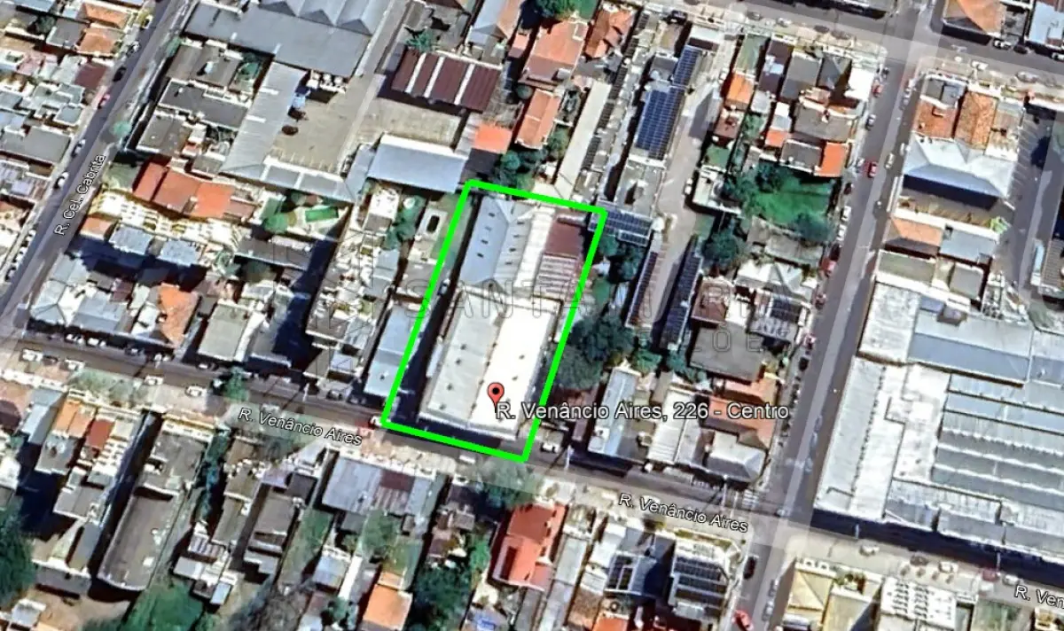 LOTE 001 - Terreno com a área de 747,50m², onde foi construído um prédio de alvenaria, com um total de 18 peças, assim distribuídas: parte térrea com 13 peças, assim distribuídas: 01 sala, 01 secretaria, 01 biblioteca, 01 salão de estar, 01 sala de esporte, 01 despensa, 01 copa, 01 peça para cozinha, 05 W.C. Segundo piso com 05 peças, assim distribuídas: 01 salão de baile, 01 copa, 03 W.C., coberto com folhas de alumínio, forrado de Eucatex e laje de concreto armado, piso de cimento alisado, parquet e cerâmica, provido de água, luz elétrica e esgoto, localizado na rua Venâncio Aires, nº226, em Alegrete/RS. Terreno esse, denominado n°19, da quadra n°1-S, confrontando ao Norte com os terrenos 06 e 07, a Leste com o terreno n°18, ao Sul com a Rua Venâncio Aires e a Oeste com o terreno nº 20, medindo 13m00 de frente Leste a Oeste e 57m50 Norte a Sul de frente a fundo, sendo transmitente A Prefeitura Municipal, e sendo adquirente o Clube Juventude De Alegrete. Matriculado sob n°16.817 do CRI de Alegrete/RS. E, o Domínio Útil sobre o respectivo terreno, situado na Rua Venâncio Aires, 226, conforme Título de Aforamento, assinado em 1º de junho de 1955 pelo Município de Alegrete/RS.