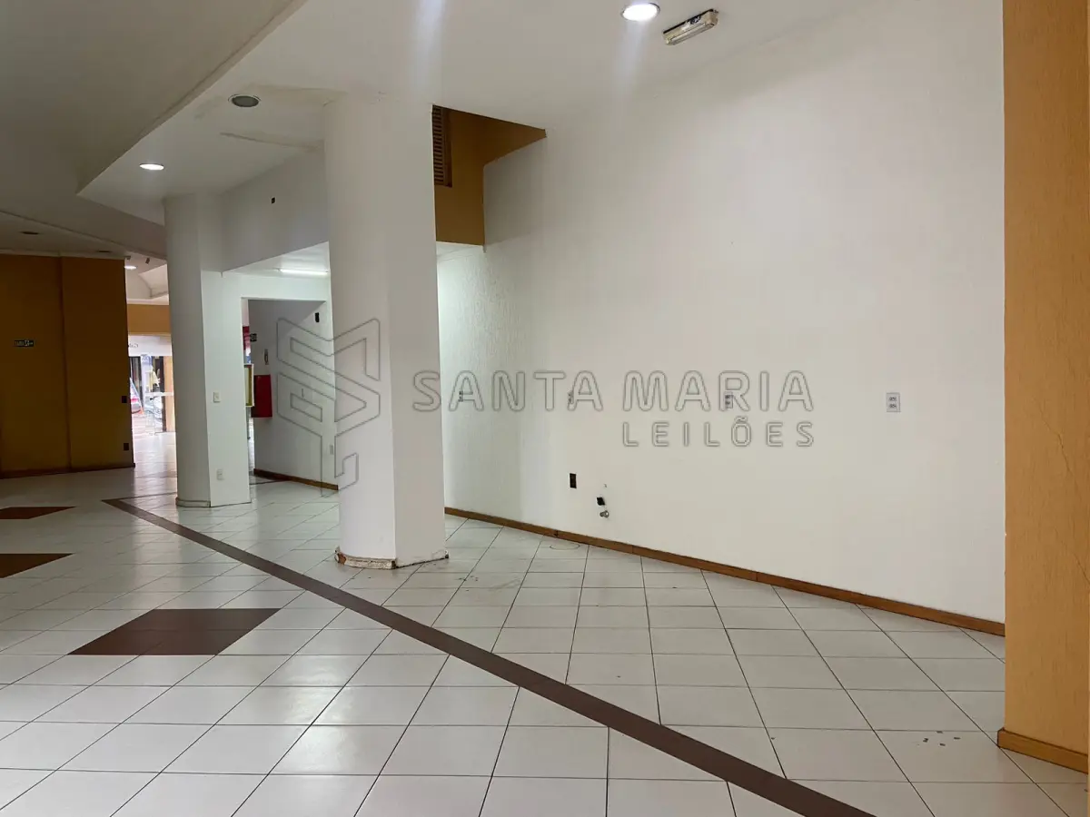 LOTE 001 - Loja n. 113, localizada no térreo ou primeiro pavimento do Edifício Center Palace, sito à Rua Dr. Bozano, nº 1.017, esquina com a Rua Serafim Valandro, em Santa Maria/RS, loja essa com uma área privativa de 27,1000m², uma área total de 38,5329m² e fração ideal equivalente a 0,004276 no terreno e coisas de uso comum. Matriculado sob n°116.627 do CRI de Santa Maria/RS.