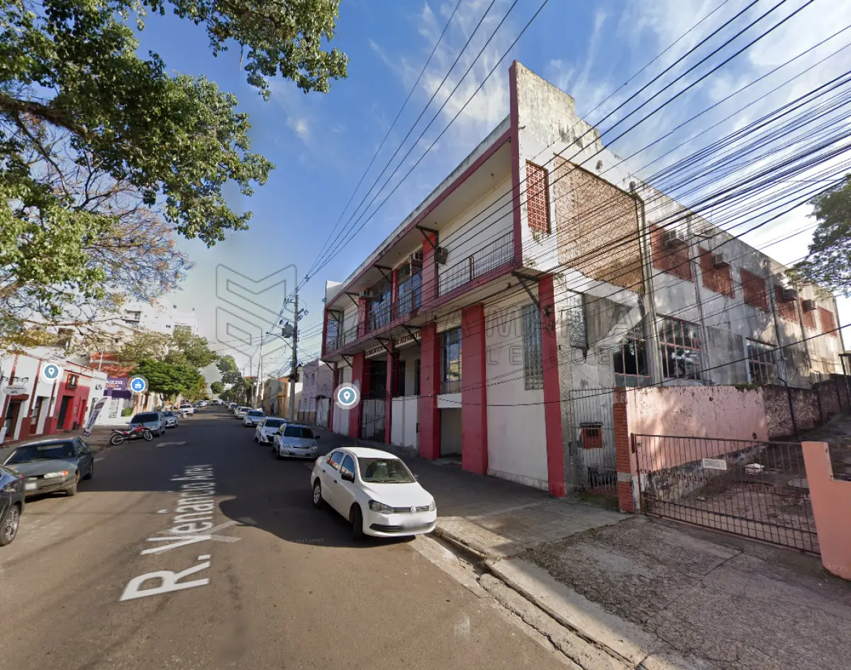 LOTE 001 - Terreno com a área de 747,50m², onde foi construído um prédio de alvenaria, com um total de 18 peças, assim distribuídas: parte térrea com 13 peças, assim distribuídas: 01 sala, 01 secretaria, 01 biblioteca, 01 salão de estar, 01 sala de esporte, 01 despensa, 01 copa, 01 peça para cozinha, 05 W.C. Segundo piso com 05 peças, assim distribuídas: 01 salão de baile, 01 copa, 03 W.C., coberto com folhas de alumínio, forrado de Eucatex e laje de concreto armado, piso de cimento alisado, parquet e cerâmica, provido de água, luz elétrica e esgoto, localizado na rua Venâncio Aires, nº226, em Alegrete/RS. Terreno esse, denominado n°19, da quadra n°1-S, confrontando ao Norte com os terrenos 06 e 07, a Leste com o terreno n°18, ao Sul com a Rua Venâncio Aires e a Oeste com o terreno nº 20, medindo 13m00 de frente Leste a Oeste e 57m50 Norte a Sul de frente a fundo, sendo transmitente A Prefeitura Municipal, e sendo adquirente o Clube Juventude De Alegrete. Matriculado sob n°16.817 do CRI de Alegrete/RS. E, o Domínio Útil sobre o respectivo terreno, situado na Rua Venâncio Aires, 226, conforme Título de Aforamento, assinado em 1º de junho de 1955 pelo Município de Alegrete/RS.