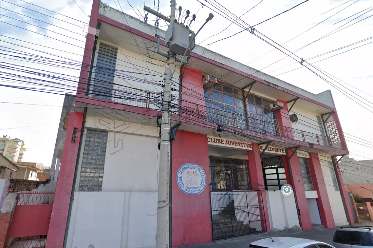 LOTE 001 - Terreno com a área de 747,50m², onde foi construído um prédio de alvenaria, com um total de 18 peças, assim distribuídas: parte térrea com 13 peças, assim distribuídas: 01 sala, 01 secretaria, 01 biblioteca, 01 salão de estar, 01 sala de esporte, 01 despensa, 01 copa, 01 peça para cozinha, 05 W.C. Segundo piso com 05 peças, assim distribuídas: 01 salão de baile, 01 copa, 03 W.C., coberto com folhas de alumínio, forrado de Eucatex e laje de concreto armado, piso de cimento alisado, parquet e cerâmica, provido de água, luz elétrica e esgoto, localizado na rua Venâncio Aires, nº226, em Alegrete/RS. Terreno esse, denominado n°19, da quadra n°1-S, confrontando ao Norte com os terrenos 06 e 07, a Leste com o terreno n°18, ao Sul com a Rua Venâncio Aires e a Oeste com o terreno nº 20, medindo 13m00 de frente Leste a Oeste e 57m50 Norte a Sul de frente a fundo, sendo transmitente A Prefeitura Municipal, e sendo adquirente o Clube Juventude De Alegrete. Matriculado sob n°16.817 do CRI de Alegrete/RS. E, o Domínio Útil sobre o respectivo terreno, situado na Rua Venâncio Aires, 226, conforme Título de Aforamento, assinado em 1º de junho de 1955 pelo Município de Alegrete/RS.