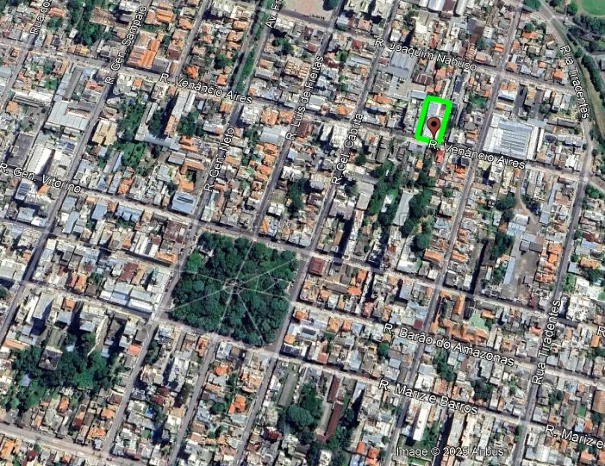 LOTE 001 - Terreno com a área de 747,50m², onde foi construído um prédio de alvenaria, com um total de 18 peças, assim distribuídas: parte térrea com 13 peças, assim distribuídas: 01 sala, 01 secretaria, 01 biblioteca, 01 salão de estar, 01 sala de esporte, 01 despensa, 01 copa, 01 peça para cozinha, 05 W.C. Segundo piso com 05 peças, assim distribuídas: 01 salão de baile, 01 copa, 03 W.C., coberto com folhas de alumínio, forrado de Eucatex e laje de concreto armado, piso de cimento alisado, parquet e cerâmica, provido de água, luz elétrica e esgoto, localizado na rua Venâncio Aires, nº226, em Alegrete/RS. Terreno esse, denominado n°19, da quadra n°1-S, confrontando ao Norte com os terrenos 06 e 07, a Leste com o terreno n°18, ao Sul com a Rua Venâncio Aires e a Oeste com o terreno nº 20, medindo 13m00 de frente Leste a Oeste e 57m50 Norte a Sul de frente a fundo, sendo transmitente A Prefeitura Municipal, e sendo adquirente o Clube Juventude De Alegrete. Matriculado sob n°16.817 do CRI de Alegrete/RS. E, o Domínio Útil sobre o respectivo terreno, situado na Rua Venâncio Aires, 226, conforme Título de Aforamento, assinado em 1º de junho de 1955 pelo Município de Alegrete/RS.