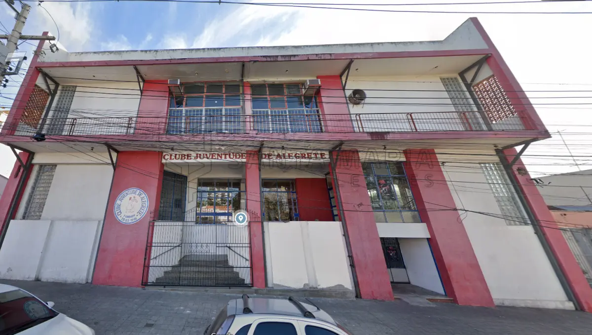 LOTE 001 - Terreno com a área de 747,50m², onde foi construído um prédio de alvenaria, com um total de 18 peças, assim distribuídas: parte térrea com 13 peças, assim distribuídas: 01 sala, 01 secretaria, 01 biblioteca, 01 salão de estar, 01 sala de esporte, 01 despensa, 01 copa, 01 peça para cozinha, 05 W.C. Segundo piso com 05 peças, assim distribuídas: 01 salão de baile, 01 copa, 03 W.C., coberto com folhas de alumínio, forrado de Eucatex e laje de concreto armado, piso de cimento alisado, parquet e cerâmica, provido de água, luz elétrica e esgoto, localizado na rua Venâncio Aires, nº226, em Alegrete/RS. Terreno esse, denominado n°19, da quadra n°1-S, confrontando ao Norte com os terrenos 06 e 07, a Leste com o terreno n°18, ao Sul com a Rua Venâncio Aires e a Oeste com o terreno nº 20, medindo 13m00 de frente Leste a Oeste e 57m50 Norte a Sul de frente a fundo, sendo transmitente A Prefeitura Municipal, e sendo adquirente o Clube Juventude De Alegrete. Matriculado sob n°16.817 do CRI de Alegrete/RS. E, o Domínio Útil sobre o respectivo terreno, situado na Rua Venâncio Aires, 226, conforme Título de Aforamento, assinado em 1º de junho de 1955 pelo Município de Alegrete/RS.