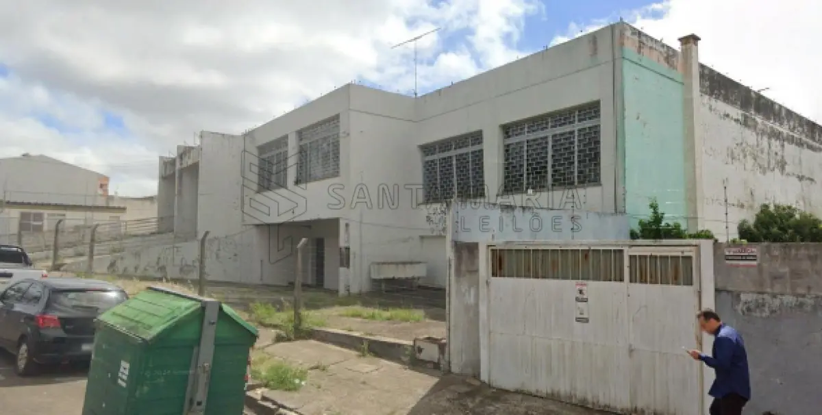 LOTE 001 - Um prédio de alvenaria e seu respectivo terreno com área de 352,37m², na Rua Pinheiro  Machado, n°2543 em Santiago/RS, no quarteirão formado pelas ruas: Pinheiro Machado, Sete de  Setembro, Osvaldo Aranha e Mal. Mallet, distando 30,70m da esquina com a Rua Sete de Setembro;  12,75m de frente, com a Rua Pinheiro Machado; pelos fundos, 12,34m com a Cooperativa Regional  Tritícola Santiaguense Ltda; pelo lado direito, mede 26,90m, com imóvel de Antônio Bedin; e, pelo lado  esquerdo, mede 29,39m, com a Cooperativa Regional Tritícola Santiaguense Ltda. Matriculado sob  n°6.558 do CRI de Santiago/RS.