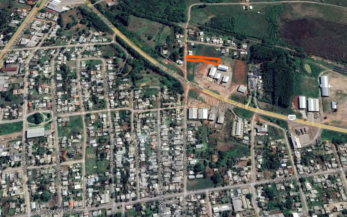 LOTE 001 - Terreno com a área de 1.410,82m², onde faz frente para a rua Ariano Aquino Pinto, distando 45m da área de domínio da BR 287. Matriculado sob n°53.760 do CRI de Santiago/RS.