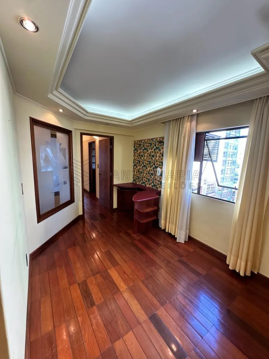 Sala comercial 603,  no sexto pavimento do Edifício Santa Maria Shopping, com a área privativa de 61,90m²com frente para o alinhamento do Calçadão da rua Dr. Bozano. Matriculada sob n°82.546 do CRI de Santa Maria/RS.