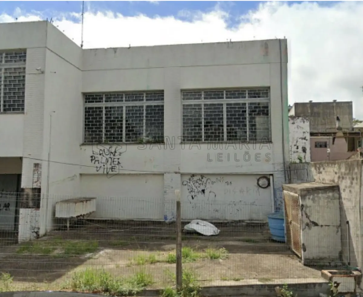 LOTE 001 - Um prédio de alvenaria e seu respectivo terreno com área de 352,37m², na Rua Pinheiro  Machado, n°2543 em Santiago/RS, no quarteirão formado pelas ruas: Pinheiro Machado, Sete de  Setembro, Osvaldo Aranha e Mal. Mallet, distando 30,70m da esquina com a Rua Sete de Setembro;  12,75m de frente, com a Rua Pinheiro Machado; pelos fundos, 12,34m com a Cooperativa Regional  Tritícola Santiaguense Ltda; pelo lado direito, mede 26,90m, com imóvel de Antônio Bedin; e, pelo lado  esquerdo, mede 29,39m, com a Cooperativa Regional Tritícola Santiaguense Ltda. Matriculado sob  n°6.558 do CRI de Santiago/RS.