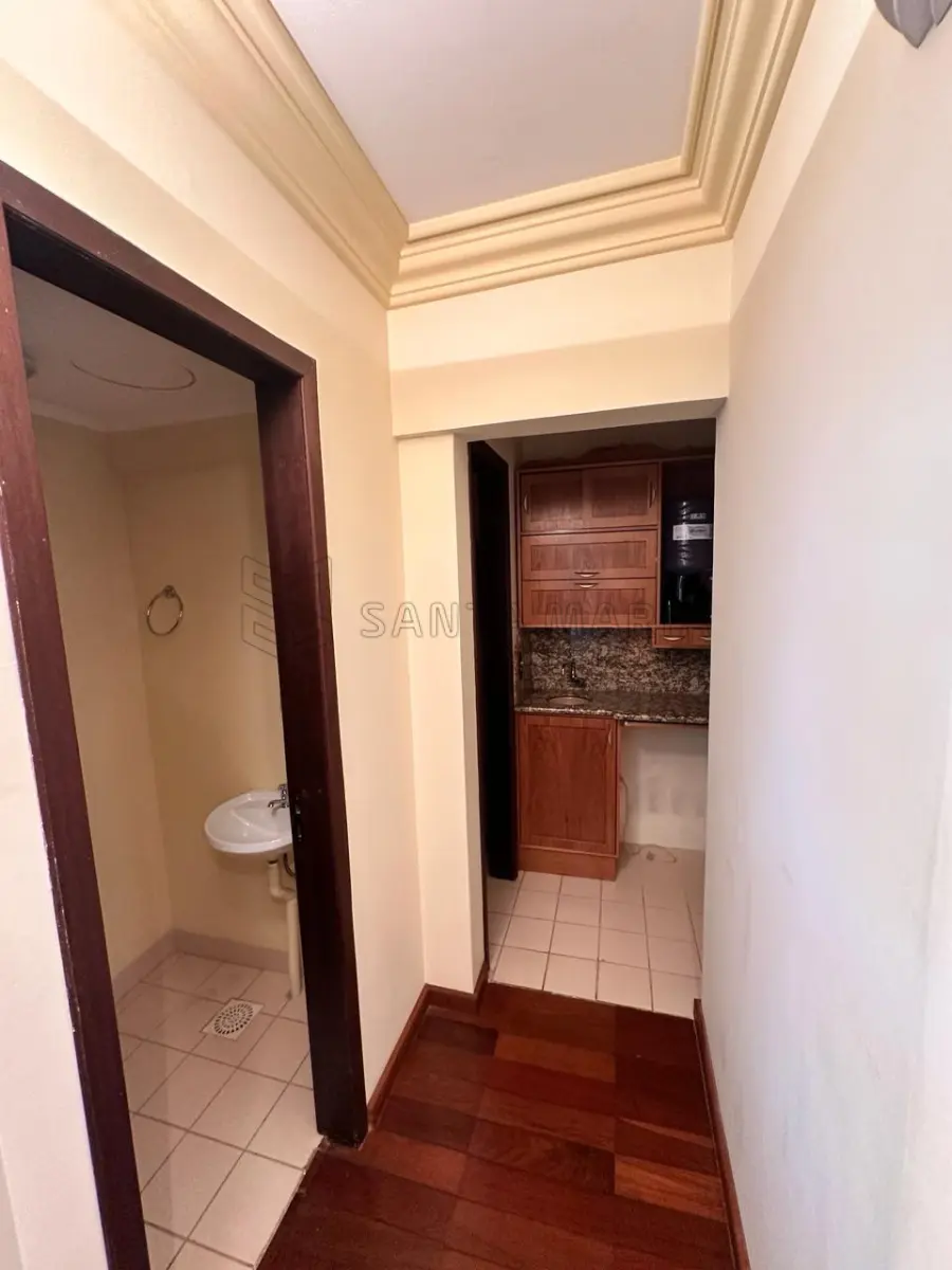 Sala comercial 603,  no sexto pavimento do Edifício Santa Maria Shopping, com a área privativa de 61,90m²com frente para o alinhamento do Calçadão da rua Dr. Bozano. Matriculada sob n°82.546 do CRI de Santa Maria/RS.