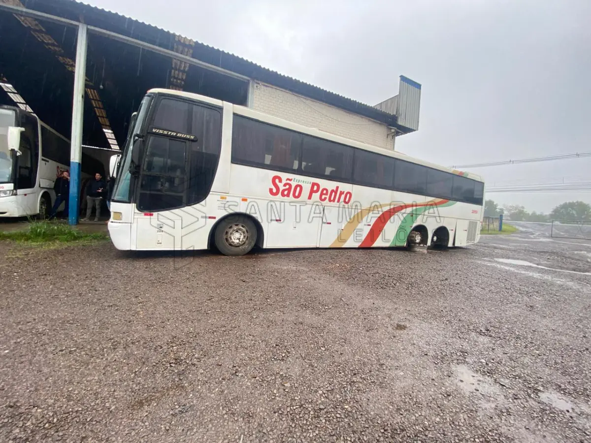 LOTE 016 - Ônibus MBENZ/BUSSCAR VIS BUSS R, ano/modelo 1999/1999, placas IJJ1G53, RENAVAM 731982592, na cor branca, situação: ruim/motor.
