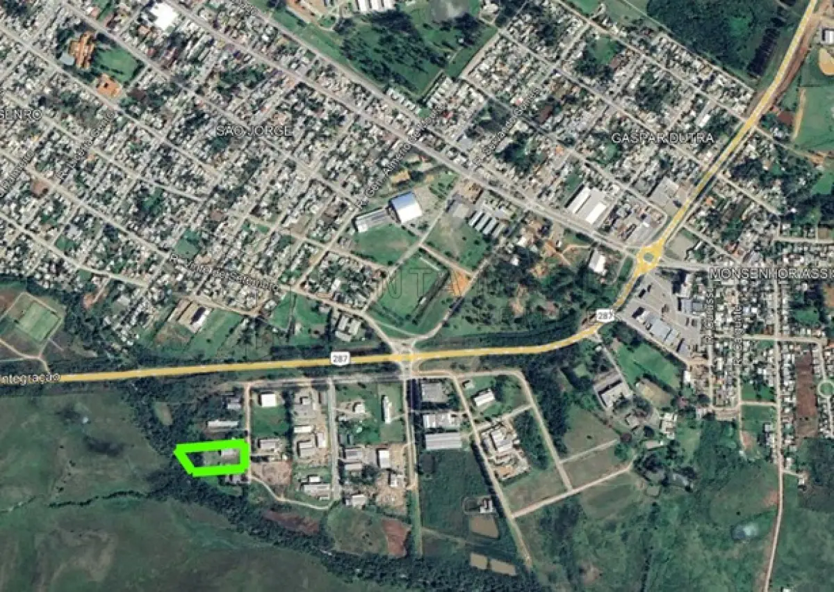 LOTE 001 - Um terreno com aproximadamente 7.000,00m² no Distrito Industrial de Santiago/RS, na Rua Alberto Bochi, antiga rua C, nº 156, possuindo uma área construída com aproximadamente 420,00m². Localizado no lado direito para quem observa da BR 287, distando 110m da esquina com a rua A; medindo pela frente 55m; lado direito mede 144,50m; lado esquerdo mede 113,90m e pelos fundos com uma sanga, mede 63m. Matriculado sob n° 28.317 do CRI de Santiago/RS.