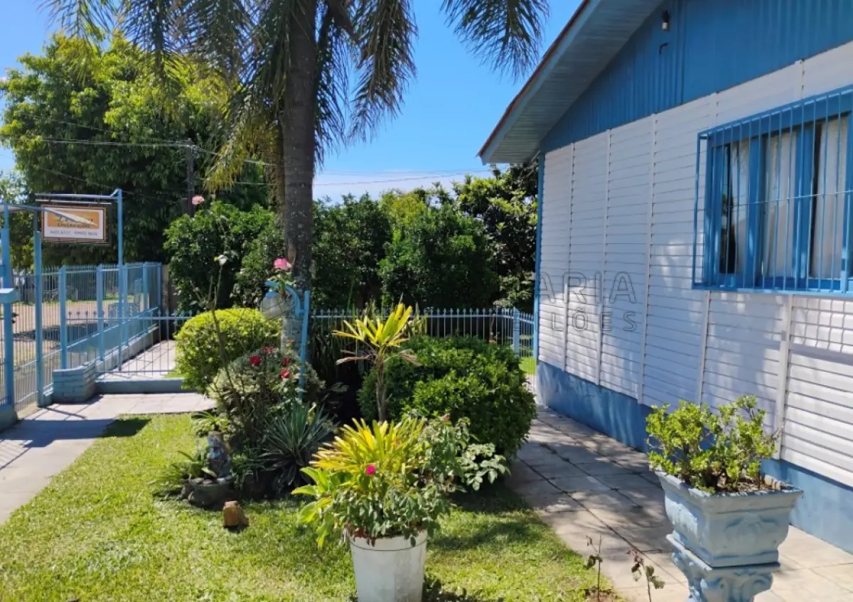 LOTE 001 - Casa na Rua Antonio de Freitas Valle, n° 886 em Alegrete/RS constituída de 2 quartos, 1 banheiro, 2 salas, cozinha e, nos fundos do terreno existe uma edificação de alvenaria composta de garagem com churrasqueira, 1 quarto e 1 banheiro, construída sobre o terreno designado n°3 da quadra BB do Bairro Progresso. E, o terreno onde no fundo existem duas peças de alvenaria com lareira designado n°4 da quadra BB do Bairro Progresso. Matrículas n° 3.868 e n° 19.566 do CRI de Alegrete/RS.