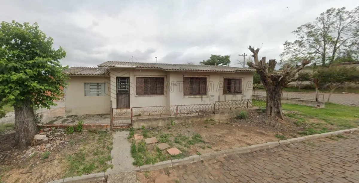 LOTE 001 - Uma casa de alvenaria com 120,25m² de área construída e o seu respectivo terreno com a área de 300m² na rua Neri Gomes Peixoto, nº 776 em Santiago/RS. Terreno esse, localizado no quarteirão formado pelas ruas Neri Gomes Peixoto, Bernardino Garcia, Flores da Cunha e Felipe Lopes, esquina com a rua Bernardino Garcia, medindo 10m por 30m de frente a fundos, limitando-se pela frente com a rua Neri Gomes Peixoto; por um lado, com a rua Bernardino Garcia; pelo outro lado, com Roque Fonseca Martins e pelos fundos, com Roque Fonseca Martins. Matriculado sob n°11.840 do CRI de Santiago/RS.