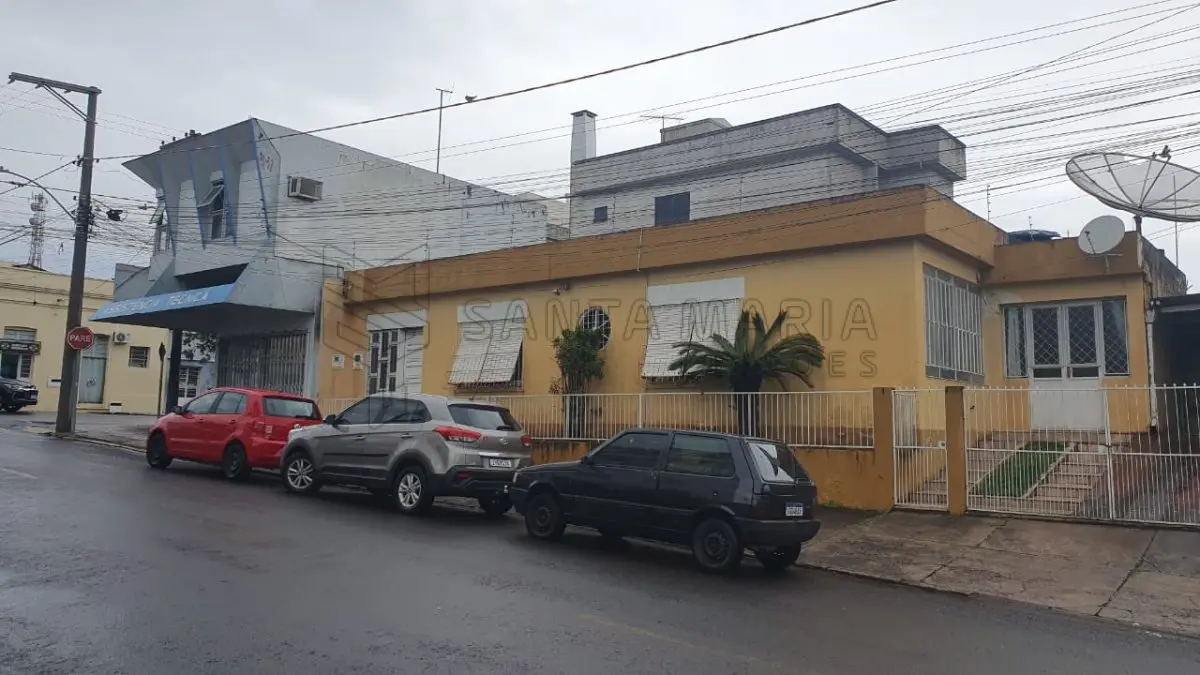 LOTE 002 - Um terreno com 300m², sendo 25m de frente ao Norte para a rua General Vitorino; e, 12m de frente a Leste para a rua Dr. Lauro Dorneles na cidade de Alegrete/RS. Conforme Transcrição das Transmissões sob n°24.295 do Registro de Imóveis de Alegrete/RS, sobre o terreno foi construído um prédio na esquina da rua Dr. Lauro Dorneles (n°621) com a rua General Vitorino, e uma casa (n°497).  Obs.: A alienação judicial se limite ao terreno, o valor das edificações deverá ser indenizado pelo adquirente aos possuidores (R$ 957.105,00).