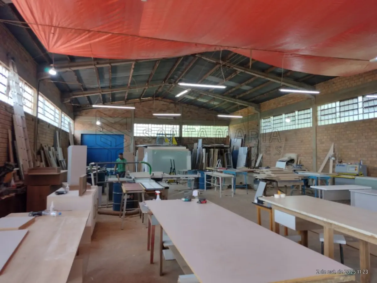 LOTE 001 - Um terreno com aproximadamente 7.000,00m² no Distrito Industrial de Santiago/RS, na Rua Alberto Bochi, antiga rua C, nº 156, possuindo uma área construída com aproximadamente 420,00m². Localizado no lado direito para quem observa da BR 287, distando 110m da esquina com a rua A; medindo pela frente 55m; lado direito mede 144,50m; lado esquerdo mede 113,90m e pelos fundos com uma sanga, mede 63m. Matriculado sob n° 28.317 do CRI de Santiago/RS.