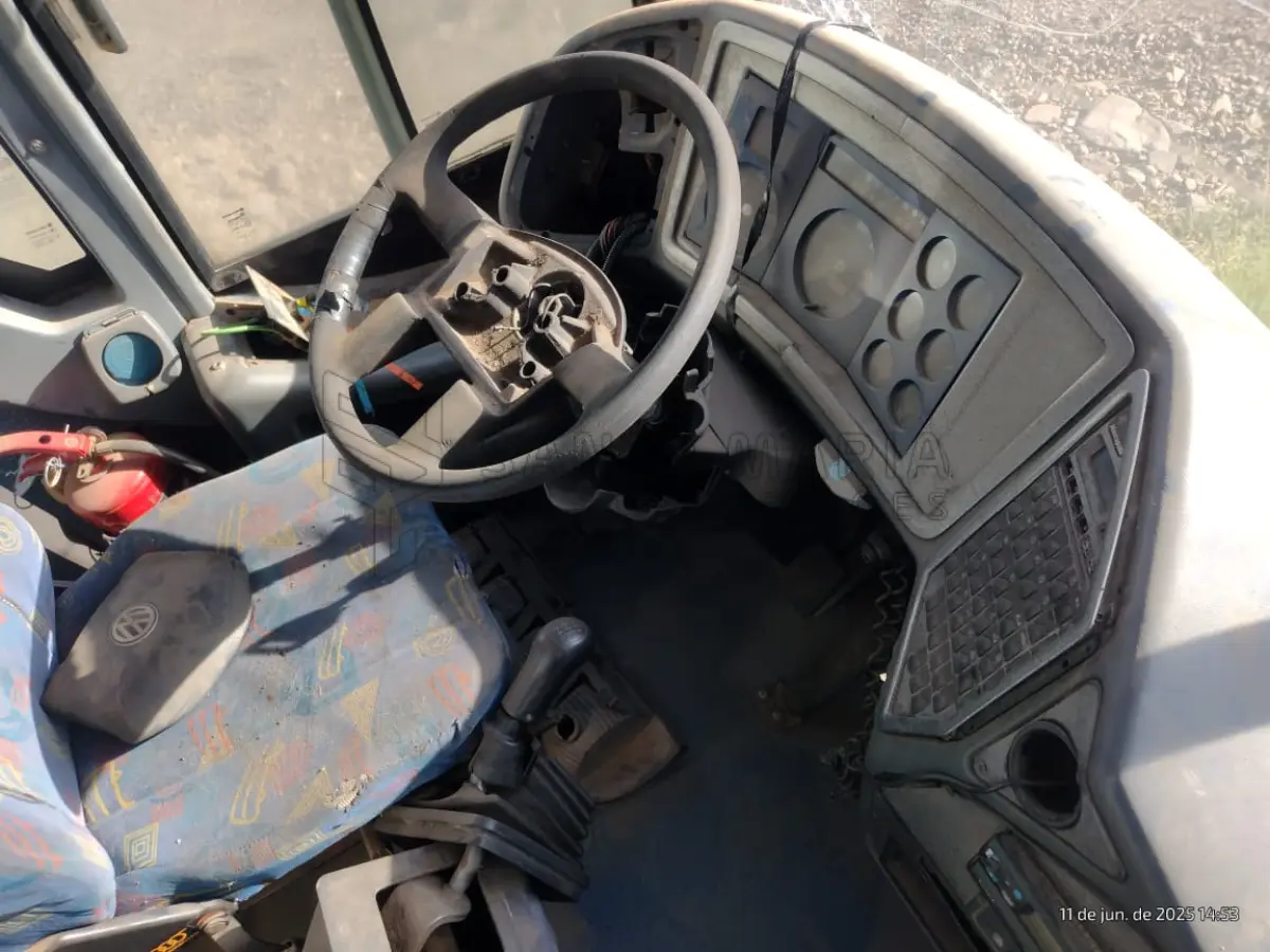 LOTE 024 - Ônibus VW/MPOLO PARADISO R, ano/modelo 2005/2005, placas IOF0930, RENAVAM 939121409, na cor branca, situação: ruim - motor, caixa e diferencial.