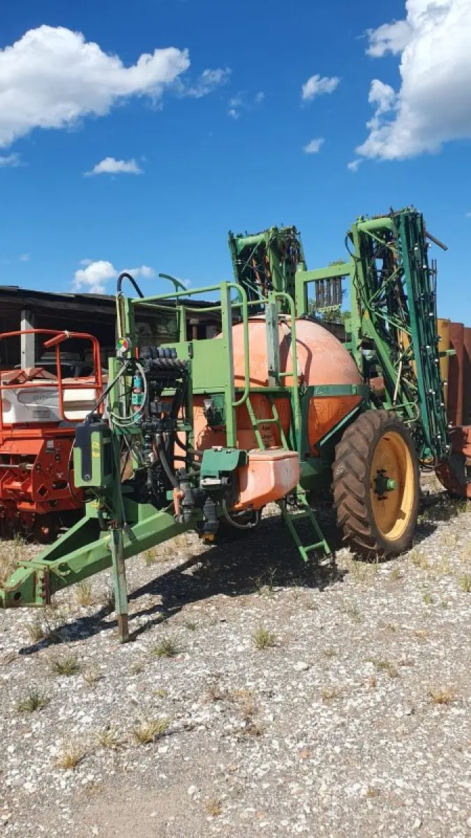 LOTE 001 - Um pulverizador, marca Stam, modelo Fênix, 2000 litros, com barras de 24 metros, com controlador de vazão, ano 2012, série 01/0220. Depositário: Leonardo Saccol Fernandes.