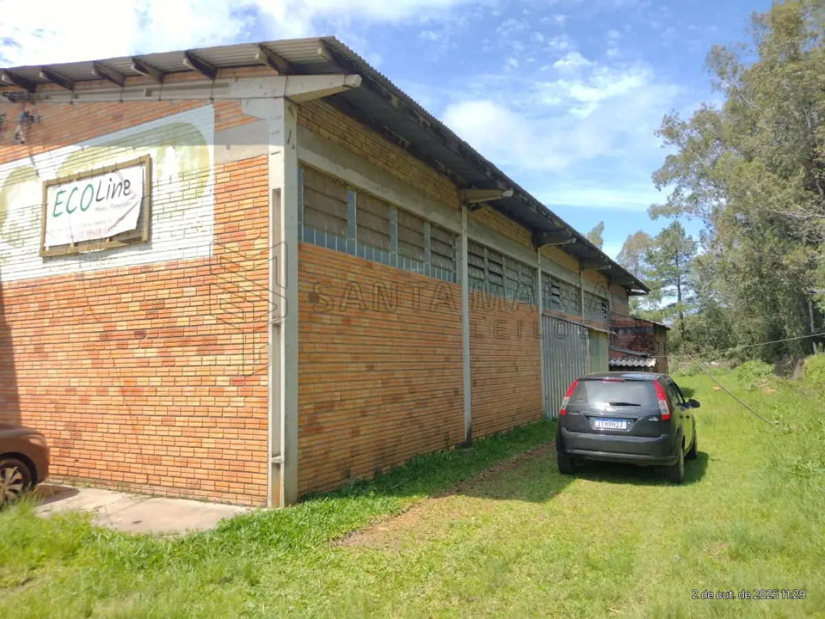 LOTE 001 - Um terreno com aproximadamente 7.000,00m² no Distrito Industrial de Santiago/RS, na Rua Alberto Bochi, antiga rua C, nº 156, possuindo uma área construída com aproximadamente 420,00m². Localizado no lado direito para quem observa da BR 287, distando 110m da esquina com a rua A; medindo pela frente 55m; lado direito mede 144,50m; lado esquerdo mede 113,90m e pelos fundos com uma sanga, mede 63m. Matriculado sob n° 28.317 do CRI de Santiago/RS.