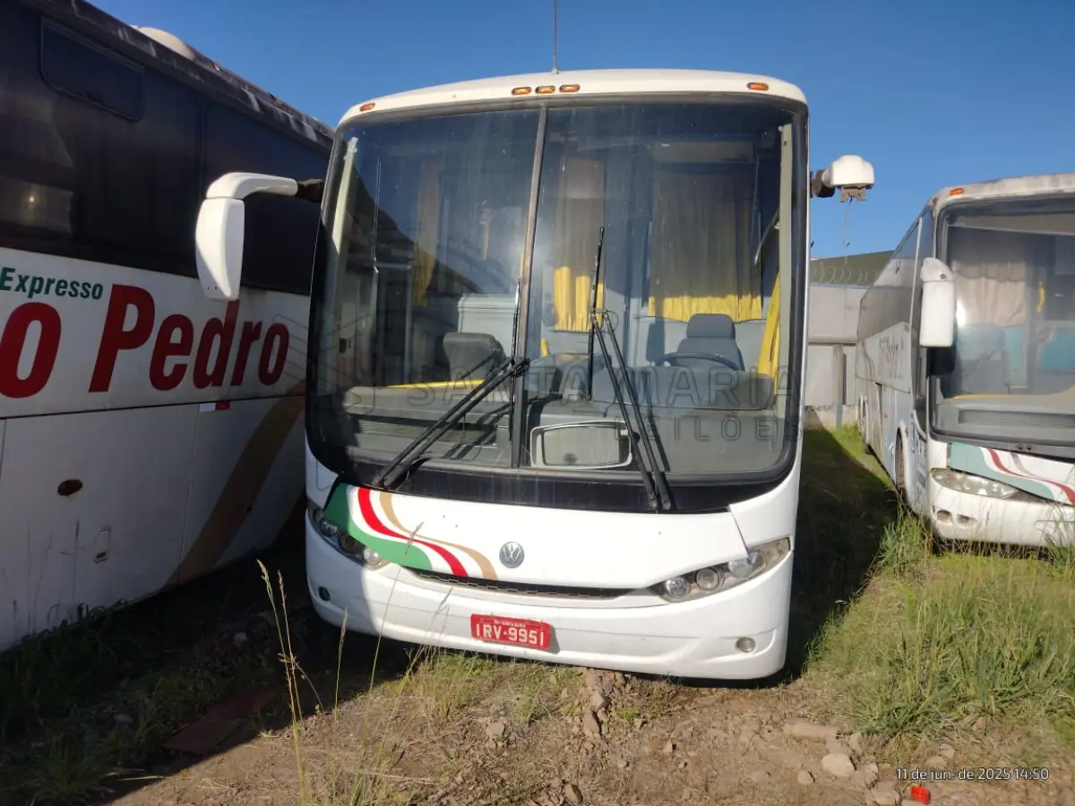 LOTE 017 - Ônibus VW/COMIL CAMPIONE R, ano/modelo 2010/2010, placas IRV9951, RENAVAM 324132387, na cor branca, situação: motor ok.