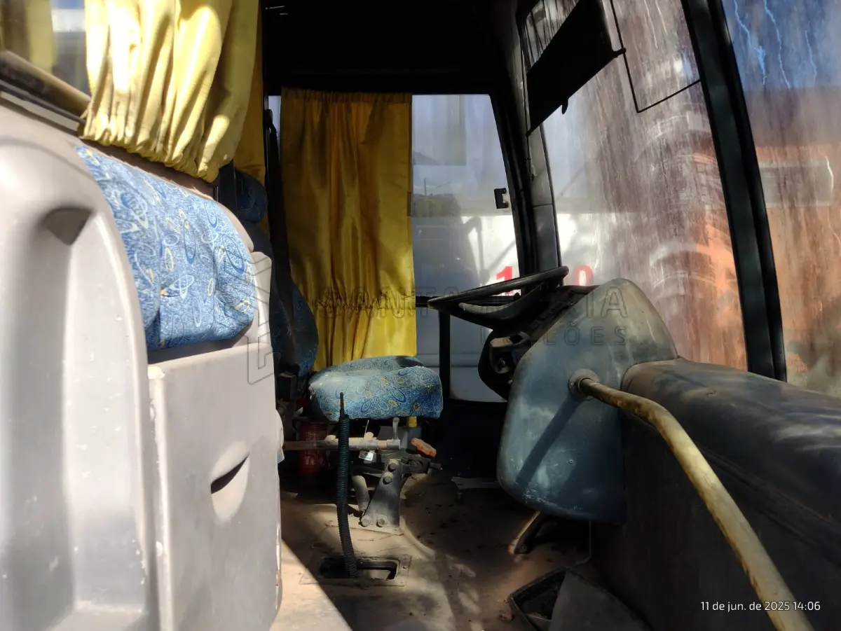 LOTE 022 - Ônibus M.BENZ/COMIL CAMPIONE R, ano/modelo 1998/1999, placas IIU7411, RENAVAM 715501208, na cor branca, situação: ruim/motor.