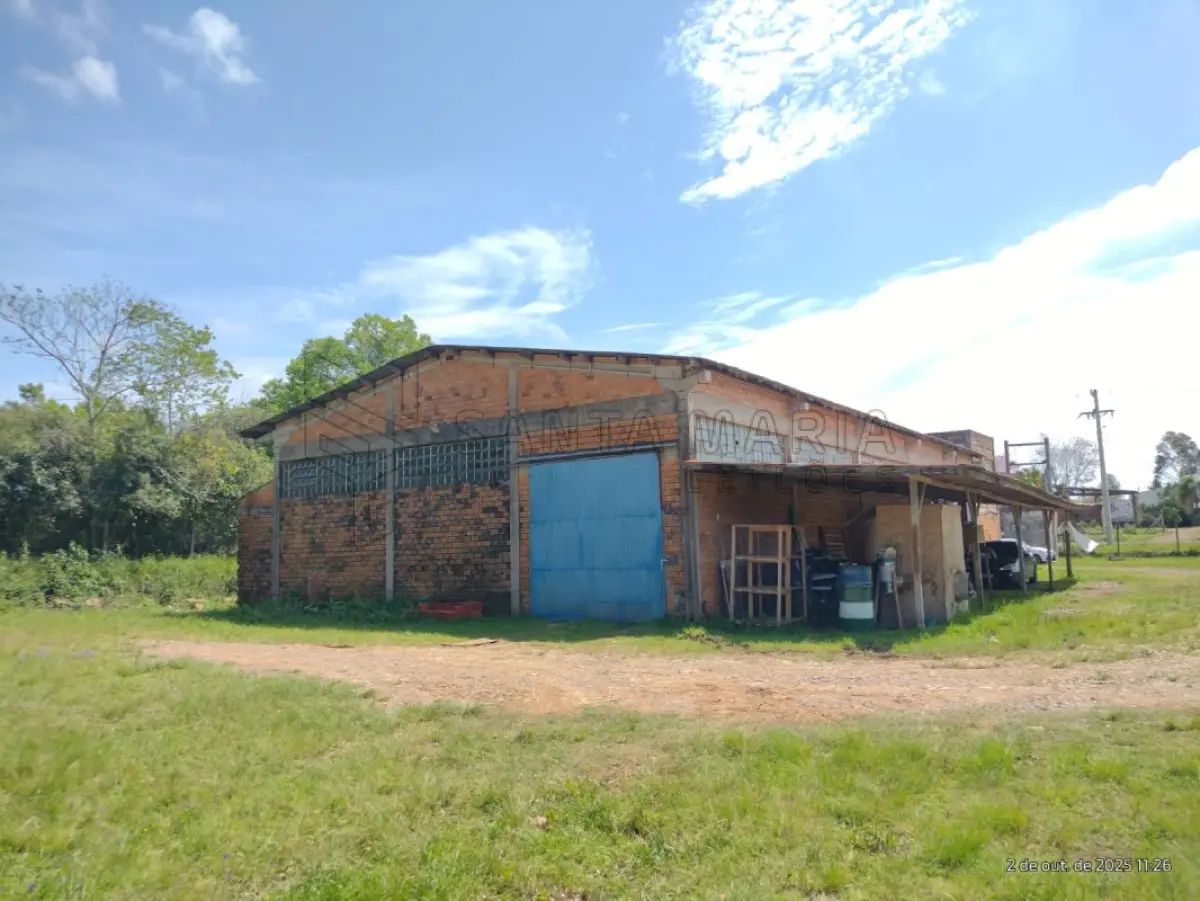 LOTE 001 - Um terreno com aproximadamente 7.000,00m² no Distrito Industrial de Santiago/RS, na Rua Alberto Bochi, antiga rua C, nº 156, possuindo uma área construída com aproximadamente 420,00m². Localizado no lado direito para quem observa da BR 287, distando 110m da esquina com a rua A; medindo pela frente 55m; lado direito mede 144,50m; lado esquerdo mede 113,90m e pelos fundos com uma sanga, mede 63m. Matriculado sob n° 28.317 do CRI de Santiago/RS.