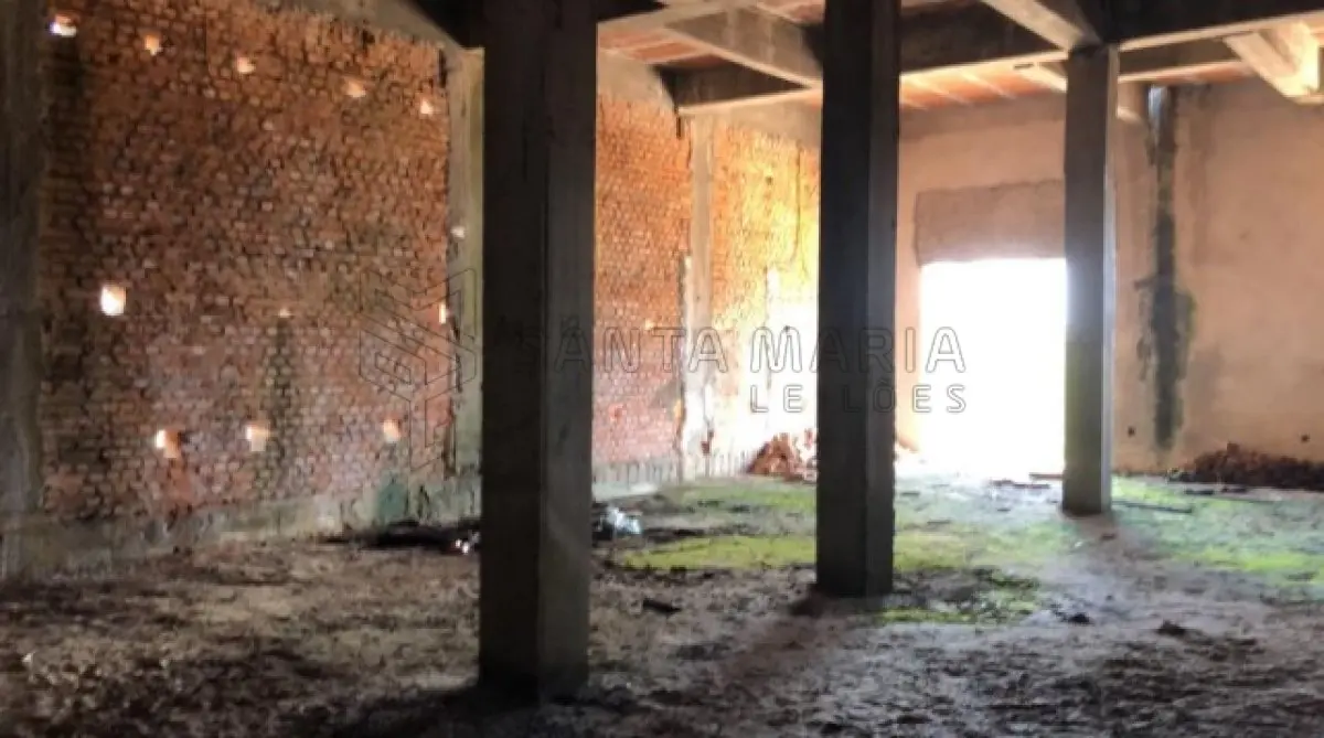 LOTE 001 - Imóvel inacabado localizado na rua Clemenciano Barnasque nº 1101 em São Sepé/RS, e o respectivo terreno com 418,88m² de esquina em declive localizado na junção das ruas Independência e Clemenciano Barnasque e, conforme avaliação feita pelo perito: No subsolo, garagens, no primeiro pavimento sala comercial e no segundo pavimento apartamentos.  A área construída total do prédio foi aferida in loco em torno de 942m². Matriculado sob n°81 do CRI de São Sepé/RS.