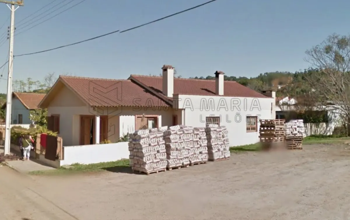 LOTE 001 - Uma casa de alvenaria medindo 220,87m² na rua Capitão Nicolau Schimidt n°107 na cidade de Mata/RS e, o respectivo terreno com a área superficial de 700m², confrontando-se ao Norte, em uma extensão de 35m; ao Sul, na mesma extensão de 35m; ao Oeste, 20m; e, ao Leste, onde faz frente, 20m. Matriculado sob n°9.182 do CRI de São Vicente do Sul/RS.