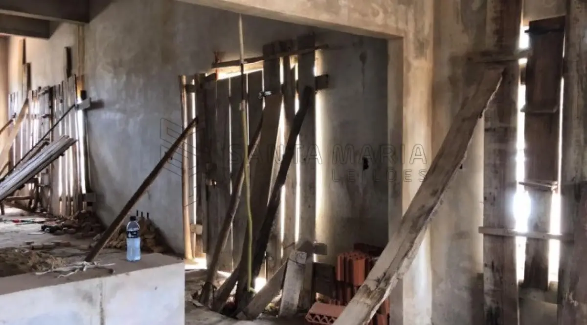 LOTE 001 - Imóvel inacabado localizado na rua Clemenciano Barnasque nº 1101 em São Sepé/RS, e o respectivo terreno com 418,88m² de esquina em declive localizado na junção das ruas Independência e Clemenciano Barnasque e, conforme avaliação feita pelo perito: No subsolo, garagens, no primeiro pavimento sala comercial e no segundo pavimento apartamentos.  A área construída total do prédio foi aferida in loco em torno de 942m². Matriculado sob n°81 do CRI de São Sepé/RS.