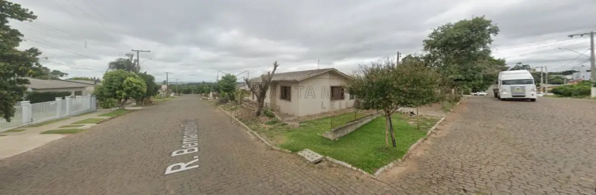 LOTE 001 - Uma casa de alvenaria com 120,25m² de área construída e o seu respectivo terreno com a área de 300m² na rua Neri Gomes Peixoto, nº 776 em Santiago/RS. Terreno esse, localizado no quarteirão formado pelas ruas Neri Gomes Peixoto, Bernardino Garcia, Flores da Cunha e Felipe Lopes, esquina com a rua Bernardino Garcia, medindo 10m por 30m de frente a fundos, limitando-se pela frente com a rua Neri Gomes Peixoto; por um lado, com a rua Bernardino Garcia; pelo outro lado, com Roque Fonseca Martins e pelos fundos, com Roque Fonseca Martins. Matriculado sob n°11.840 do CRI de Santiago/RS.
