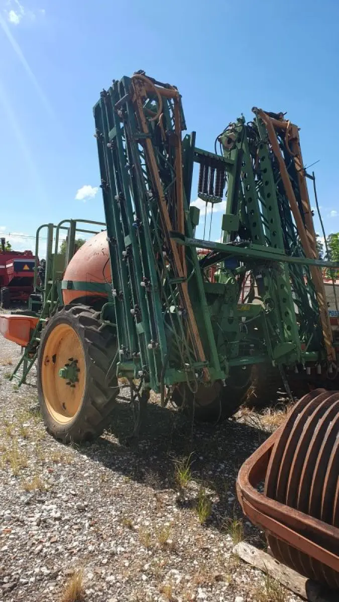 LOTE 001 - Um pulverizador, marca Stam, modelo Fênix, 2000 litros, com barras de 24 metros, com controlador de vazão, ano 2012, série 01/0220. Depositário: Leonardo Saccol Fernandes.