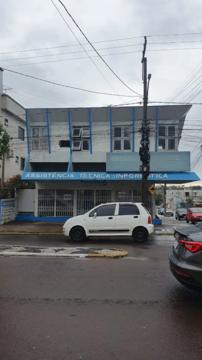 LOTE 002 - Um terreno com 300m², sendo 25m de frente ao Norte para a rua General Vitorino; e, 12m de frente a Leste para a rua Dr. Lauro Dorneles na cidade de Alegrete/RS. Conforme Transcrição das Transmissões sob n°24.295 do Registro de Imóveis de Alegrete/RS, sobre o terreno foi construído um prédio na esquina da rua Dr. Lauro Dorneles (n°621) com a rua General Vitorino, e uma casa (n°497).  Obs.: A alienação judicial se limite ao terreno, o valor das edificações deverá ser indenizado pelo adquirente aos possuidores (R$ 957.105,00).
