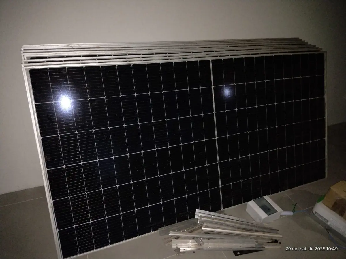 Sistema de Geração Fotovoltaica On Grid 4,95 WP, marca HT, modelo HT72-18C, número de série 0100020910, composto por 9 (nove) módulos com potência de 550 W cada e 1 (um) inversor de corrente, modelo MIN 5000TL-X, potência de 0,5 kW, monofásico 220V, com 2 MPPTs e potência nominal de 5 kW.