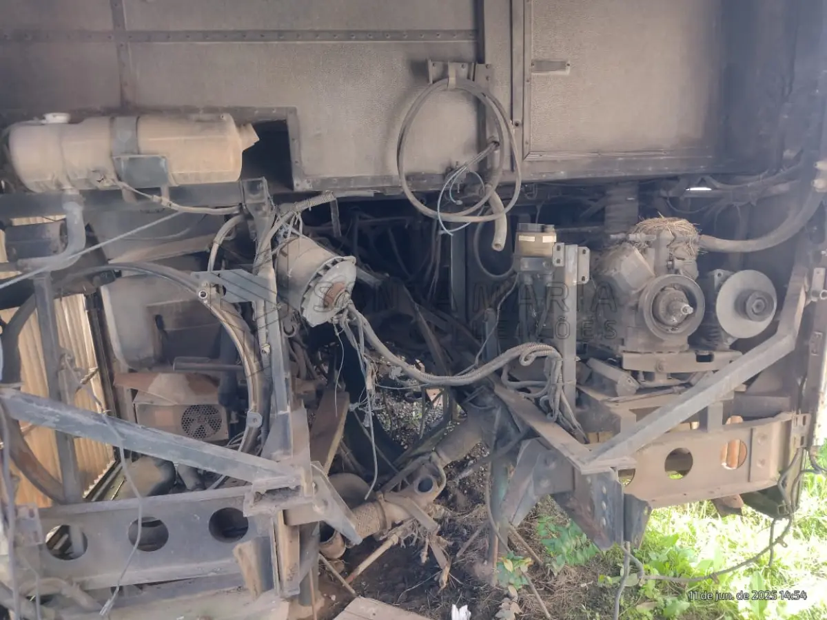 LOTE 024 - Ônibus VW/MPOLO PARADISO R, ano/modelo 2005/2005, placas IOF0930, RENAVAM 939121409, na cor branca, situação: ruim - motor, caixa e diferencial.