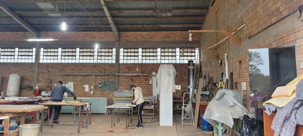 LOTE 001 - Um terreno com aproximadamente 7.000,00m² no Distrito Industrial de Santiago/RS, na Rua Alberto Bochi, antiga rua C, nº 156, possuindo uma área construída com aproximadamente 420,00m². Localizado no lado direito para quem observa da BR 287, distando 110m da esquina com a rua A; medindo pela frente 55m; lado direito mede 144,50m; lado esquerdo mede 113,90m e pelos fundos com uma sanga, mede 63m. Matriculado sob n° 28.317 do CRI de Santiago/RS.