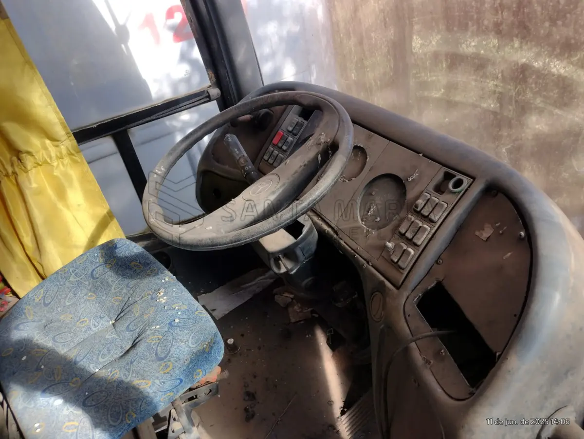 LOTE 022 - Ônibus M.BENZ/COMIL CAMPIONE R, ano/modelo 1998/1999, placas IIU7411, RENAVAM 715501208, na cor branca, situação: ruim/motor.