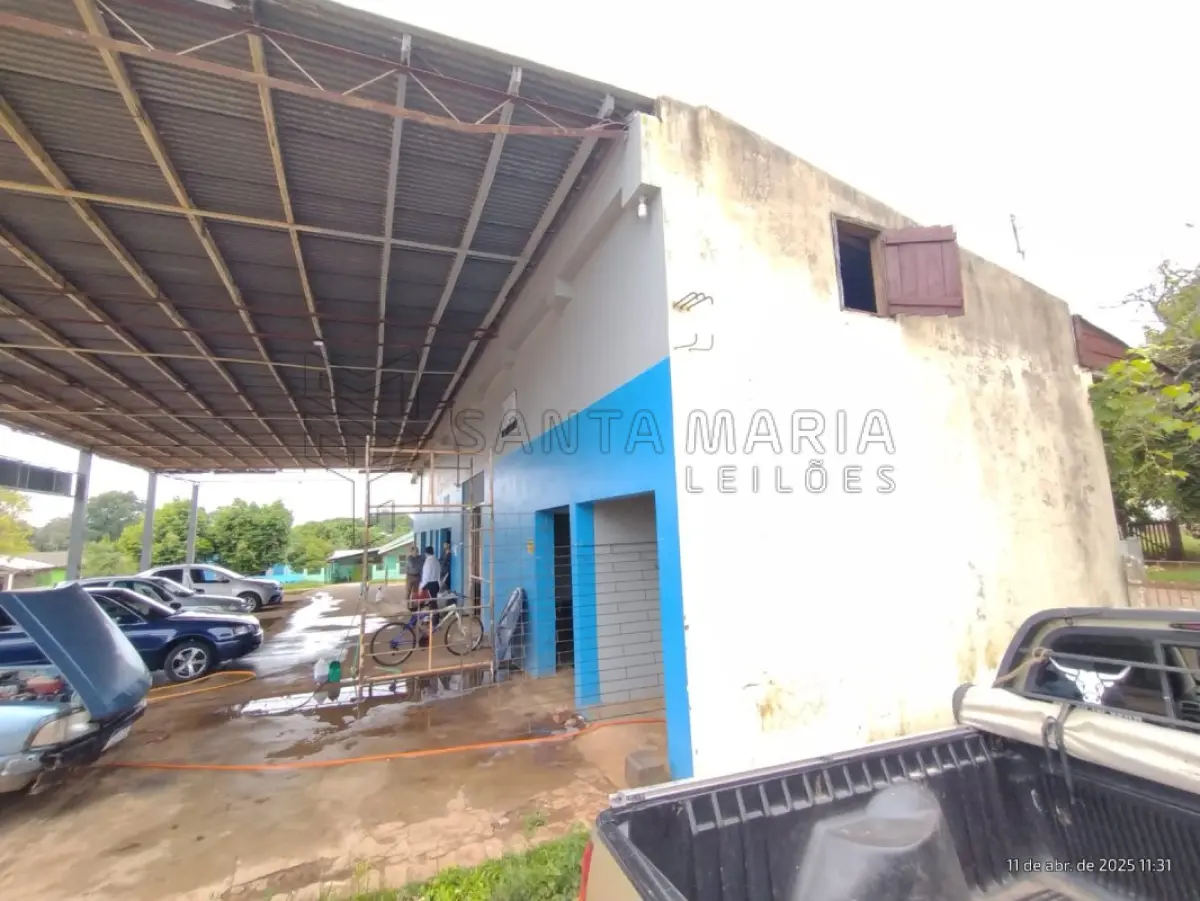 LOTE 001 - Terreno urbano com 987,19m², contendo um prédio de alvenaria com área de 158,50m e uma  área coberta, medindo 233,08m², perfazendo uma área total construída de 391,58m², localizado na Rua  Prudente Domingues esquina com a Rua Manoel Ribas em Cacequi/RS. Matriculado sob n°6.723 do CRI de Cacequi/RS.