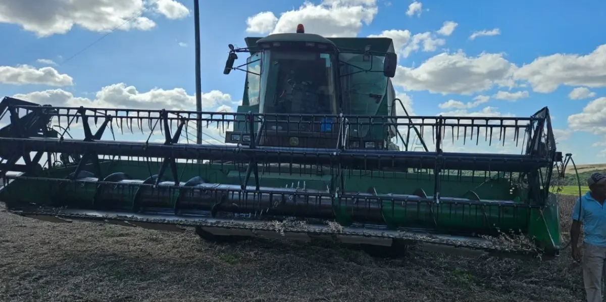 LOTE 001 - Uma colheitadeira John Deere usada, modelo 1550, ano/modelo 2003, chassi CQ1550A047177. E, uma plataforma de corte John Deere usada, modelo 0323, ano/modelo 2003, chassi CQ0323A034895.
