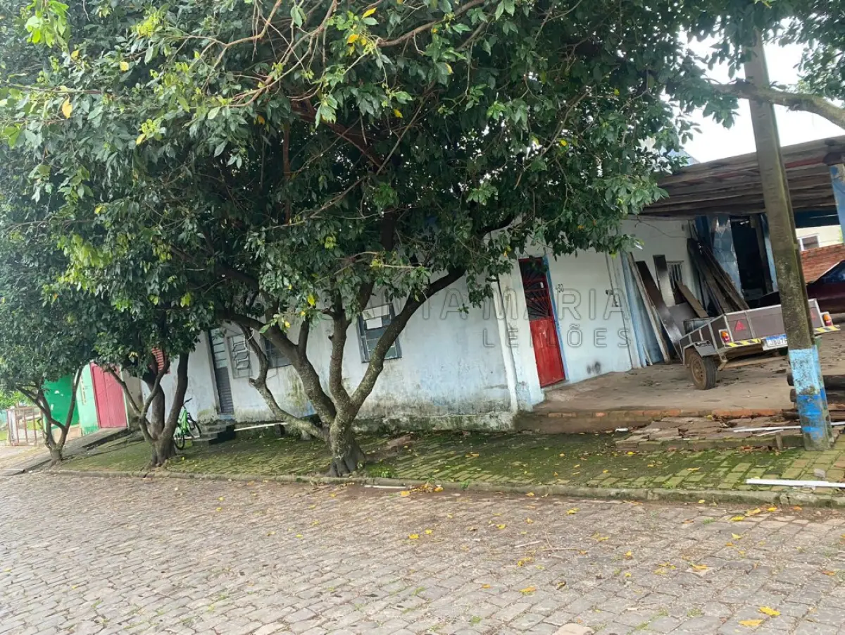 LOTE 002 - Terreno com a área superficial de 397m² localizado na Avenida Eugênio Gentil Muller nº 430 em Restinga Seca/RS, no quarteirão formado pelas ruas Ricardo Muller, Vicente Cardoso, Emilio Henrique Nagel e Faixa de Domínio da RSC 149, com as seguintes medidas e confrontações: ao Norte, pela frente, mede 20m com a rua Ricardo Muller, lado ímpar; ao Sul, mede 21,89 com o lote n°8; a Oeste, mede 15,40m; e, ao Leste, mede 24,29m com o lote n°5. Distando 62m da esquina formada pela rua Ricardo Muller e rua Vicente Cardoso. Matriculado sob n° 8.337 do CRI de Restinga Seca/RS.