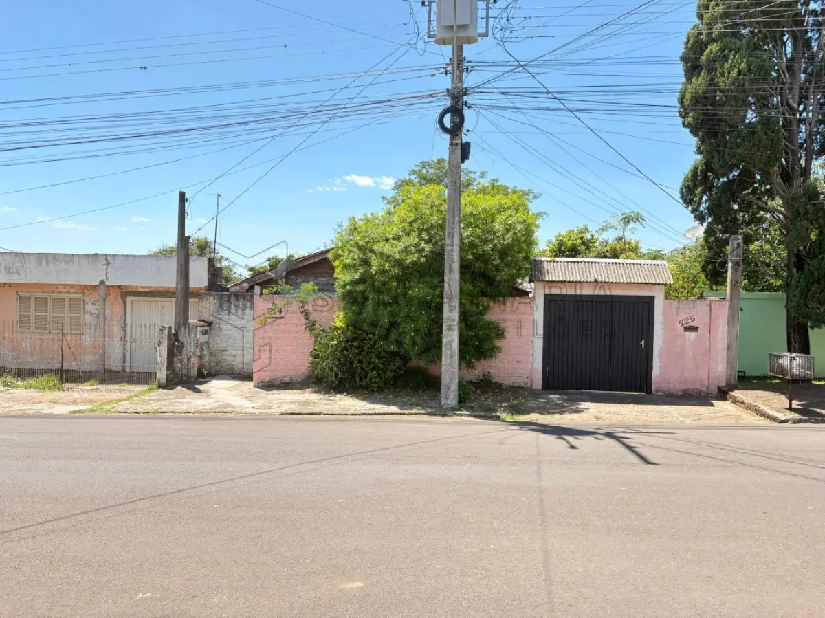 LOTE 001 - Um chalé de madeira, localizado na Rua Mauricio Cardoso, n° 217 no Bairro Cidade Alta em Alegrete/RS e, o respectivo terreno irregular com a área de 390,05m², com as seguintes medidas e confrontações: 26m90 ao Norte; 26m90 ao Sul; 15m70 a Leste e, 13m30 ao Oeste, onde faz frente. Certidão nº 28.901, Livro 3-AT, folhas 166 do Registro de Imóveis de Alegrete/RS.