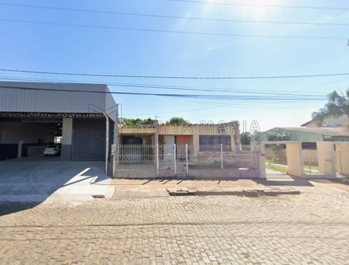 LOTE 001 - Uma casa de alvenaria com a área averbada de 136,59m² localizada na Rua Tito Beccon, n° 2274 em Santiago/RS, possuindo 3 quartos, 1 banheiro, 2 salas, cozinha e área de serviço e, o respetivo terreno com 400m², medindo 10m de frente por 40m de frente a fundos. Matriculado sob nº 588 do CRI de Santiago/RS.