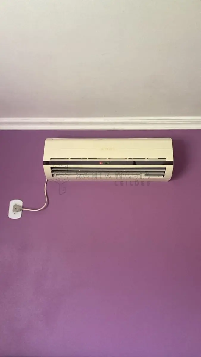 LOTE 001 - Um ar condicionado Split, da marca ICEKING, quente e frio.  Já se encontra desinstalado.