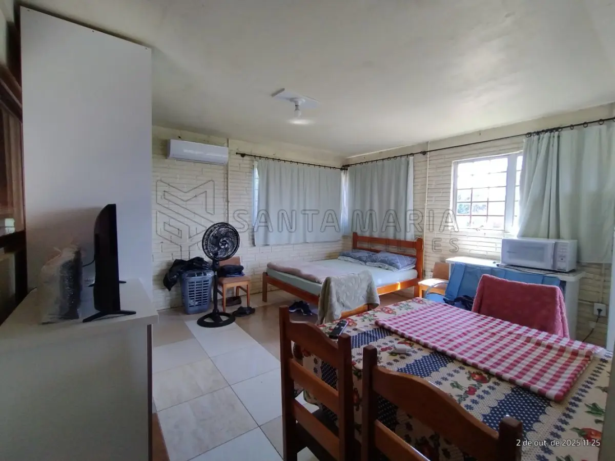 LOTE 001 - Um terreno com aproximadamente 7.000,00m² no Distrito Industrial de Santiago/RS, na Rua Alberto Bochi, antiga rua C, nº 156, possuindo uma área construída com aproximadamente 420,00m². Localizado no lado direito para quem observa da BR 287, distando 110m da esquina com a rua A; medindo pela frente 55m; lado direito mede 144,50m; lado esquerdo mede 113,90m e pelos fundos com uma sanga, mede 63m. Matriculado sob n° 28.317 do CRI de Santiago/RS.