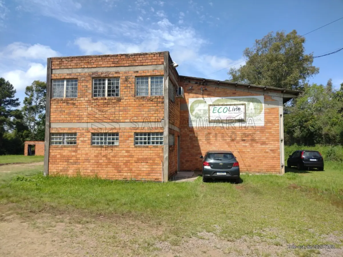 LOTE 001 - Um terreno com aproximadamente 7.000,00m² no Distrito Industrial de Santiago/RS, na Rua Alberto Bochi, antiga rua C, nº 156, possuindo uma área construída com aproximadamente 420,00m². Localizado no lado direito para quem observa da BR 287, distando 110m da esquina com a rua A; medindo pela frente 55m; lado direito mede 144,50m; lado esquerdo mede 113,90m e pelos fundos com uma sanga, mede 63m. Matriculado sob n° 28.317 do CRI de Santiago/RS.