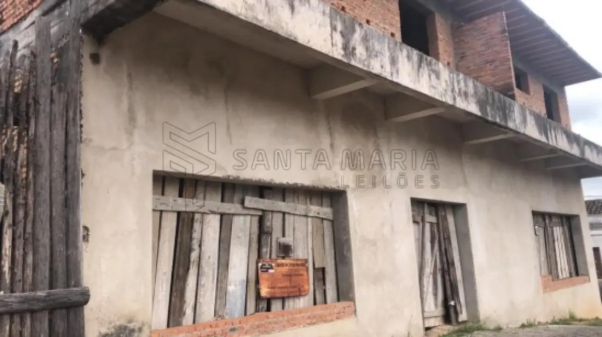 LOTE 001 - Imóvel inacabado localizado na rua Clemenciano Barnasque nº 1101 em São Sepé/RS, e o respectivo terreno com 418,88m² de esquina em declive localizado na junção das ruas Independência e Clemenciano Barnasque e, conforme avaliação feita pelo perito: No subsolo, garagens, no primeiro pavimento sala comercial e no segundo pavimento apartamentos.  A área construída total do prédio foi aferida in loco em torno de 942m². Matriculado sob n°81 do CRI de São Sepé/RS.