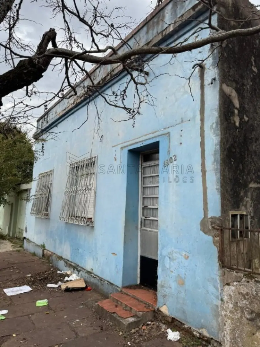 LOTE 001 - Nua propriedade da parte ideal de 1,5150% de um prédio residencial, localizado na Rua Bento Manoel, n° 1502 na cidade de Alegrete/RS e o respectivo terreno, com as seguintes medidas e confrontações: 25m de frente a Oeste, para a Rua Bento Manoel; 13m de frente ao Sul, para a Rua Marques de Alegrete (atualmente Rua Valdemar Masson); ao Norte, com terreno da sucessão de Francisca Chaves; e a Leste, com a propriedade de Julia Maria dos Santos. Matriculado sob n° 20.767 do CRI de Alegrete/RS.