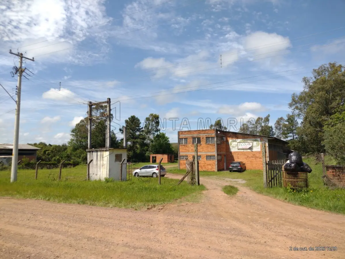 LOTE 001 - Um terreno com aproximadamente 7.000,00m² no Distrito Industrial de Santiago/RS, na Rua Alberto Bochi, antiga rua C, nº 156, possuindo uma área construída com aproximadamente 420,00m². Localizado no lado direito para quem observa da BR 287, distando 110m da esquina com a rua A; medindo pela frente 55m; lado direito mede 144,50m; lado esquerdo mede 113,90m e pelos fundos com uma sanga, mede 63m. Matriculado sob n° 28.317 do CRI de Santiago/RS.