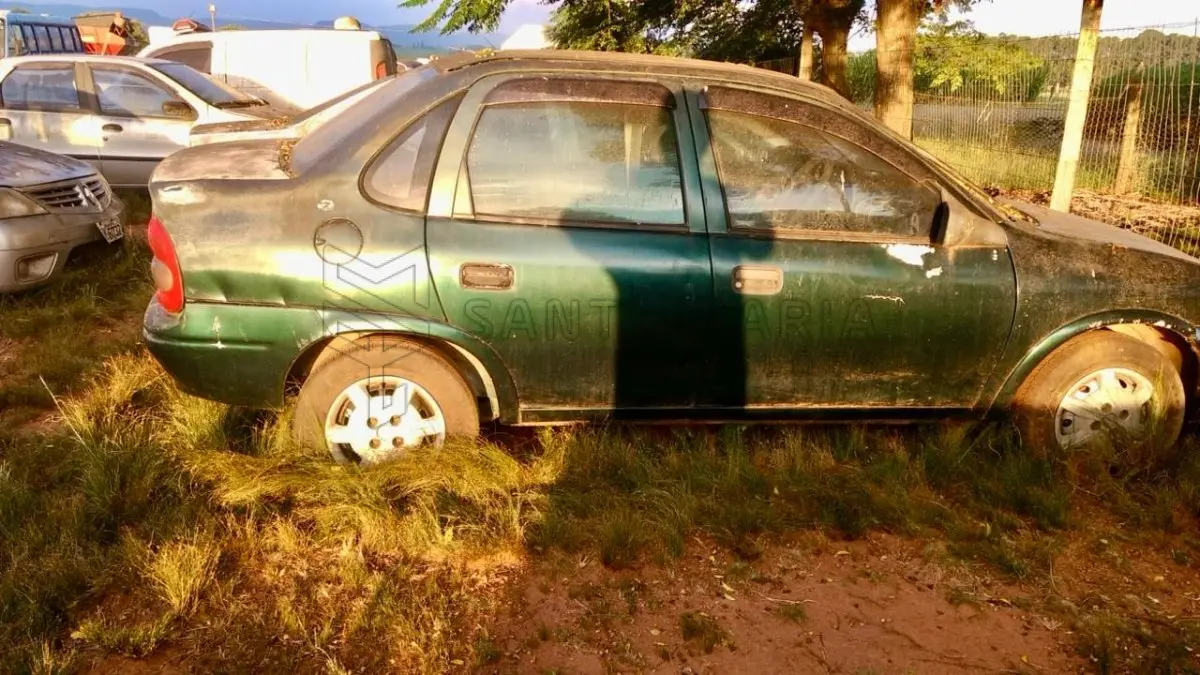 LOTE 001 - Veículo GM/CLASSIC SPIRIT, ano/modelo 2006/2006, placas DJP0764, RENAVAM 888090390, na cor verde. Veículo parado no depósito deste leiloeiro desde 08/11/2021.