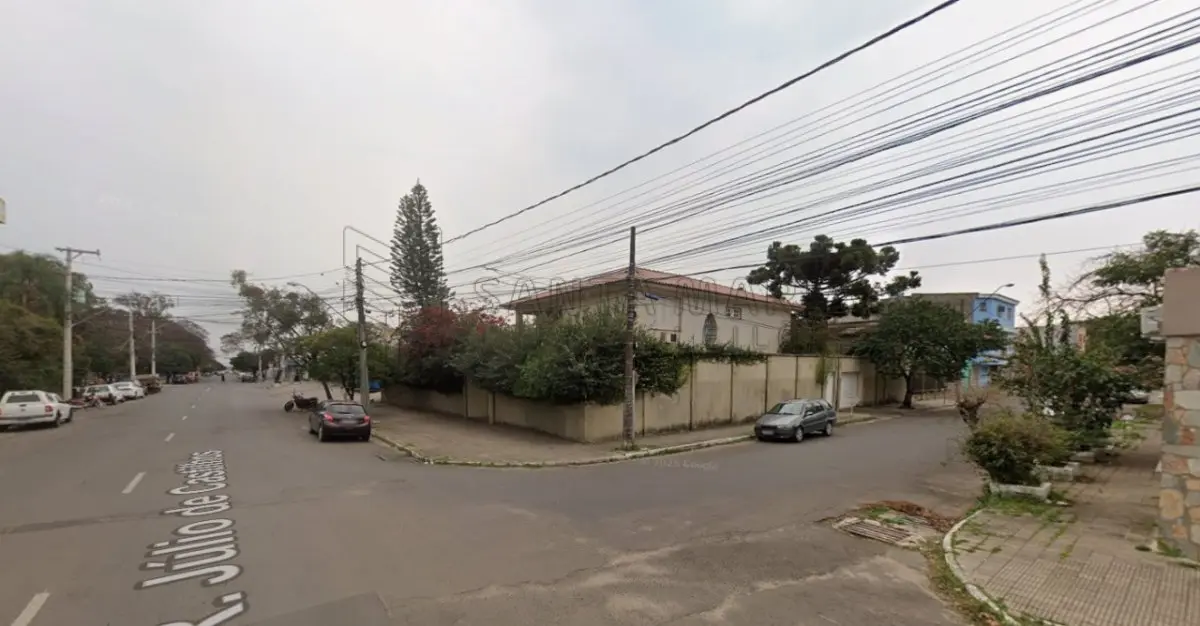 LOTE 002 - Casa de alvenaria de dois pavimentos com 288m² de área construída, localizada na rua Júlio de Castilhos, n°3.413 em Uruguaiana/RS, com diversos compartimentos e benfeitorias e, o respectivo terreno com 720m², constituído dos lotes 34 e 35 da quadra 107, medindo 24m de frente a Sul, sobre o alinhamento da rua Júlio de Castilhos, por 30m de extensão da frente aos fundos, confrontando: ao Norte, com partes do lote 33; ao Oeste, com lote 36; e, ao Leste, com a travessa Santa Maria. Matriculado sob n°22.868 do CRI de Uruguaiana/RS.